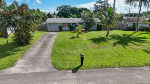 446 E Shadyside Circle, West Palm Beach FL - photo 8 of 29
