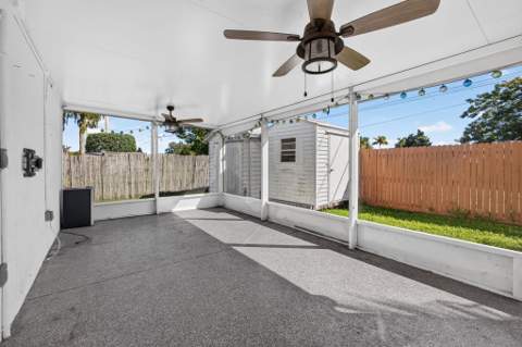 446 E Shadyside Circle, West Palm Beach FL - photo 9 of 29
