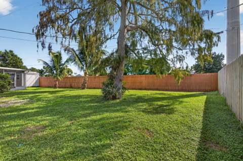 446 E Shadyside Circle, West Palm Beach FL - photo 11 of 29