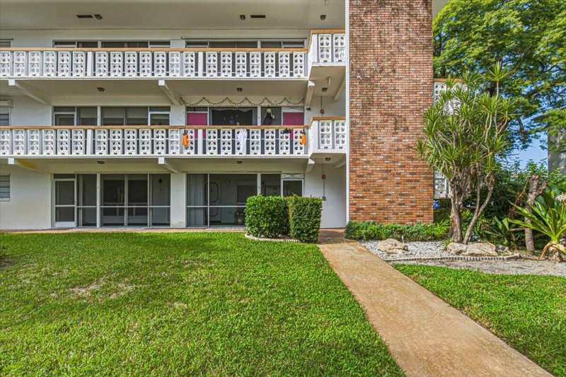 2 bedroom Condominium at 500 S Luna Court #4, Eastbrook Condominium Apts Inc, Hollywood — photo 1