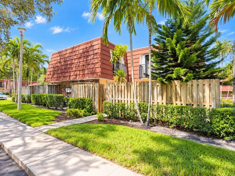 2 bedroom Townhouse at 9851 NW 6th Place, Jacaranda Parcel 610, Plantation — photo 1