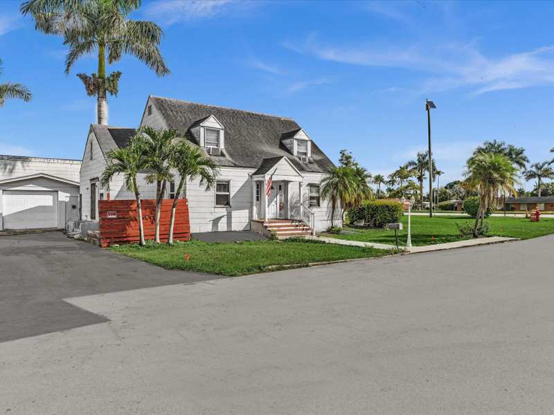 5 bedroom Single Family Residence at 9 NW Avenue D, S/D Of Lot 17, 31-43-37 Amnd Pl In, Belle Glade — photo 1