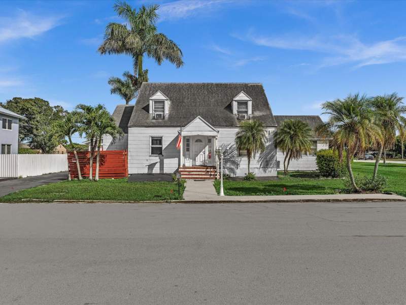 5 bedroom Single Family Residence at 9 NW Avenue D, S/D Of Lot 17, 31-43-37 Amnd Pl In, Belle Glade — photo 2