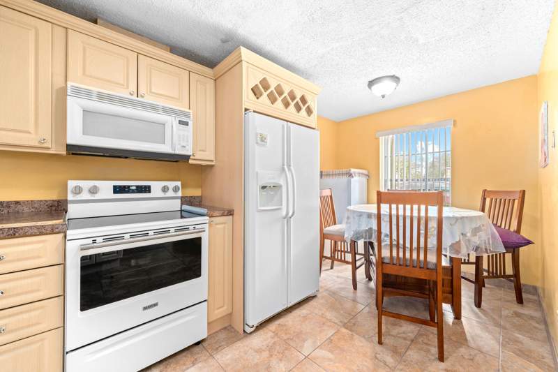 2 bedroom Townhouse at 831 Salem Lane #A, Covered Bridge Condo, Lake Worth — photo 3
