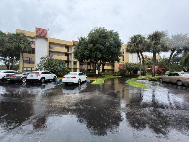 2 bedroom Condominium at 23345 Carolwood Lane #405, Pines Of Boca Barwood Condo, Boca Raton — photo 2
