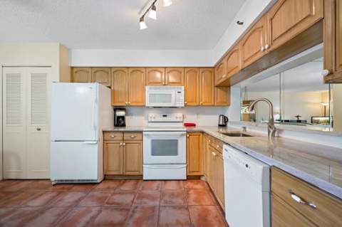 2206 S Cypress Bend Drive #208, Pompano Beach FL - photo 6 of 41
