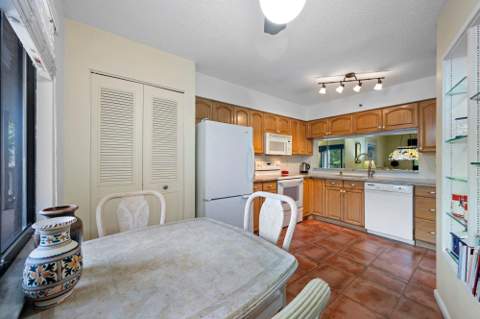2206 S Cypress Bend Drive #208, Pompano Beach FL - photo 8 of 41