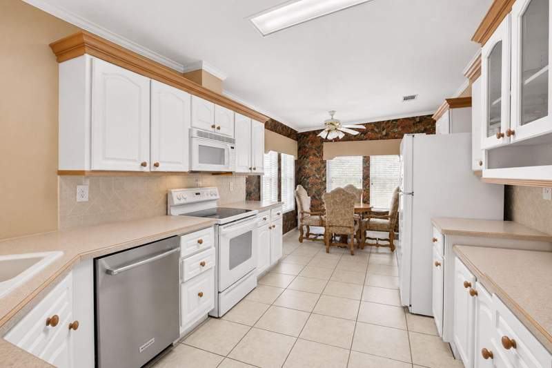 3 bedroom Manufactured Home at 6005 Daiquiri Bay, Jamaica Bay Mobile Home Co Op, Boynton Beach — photo 2