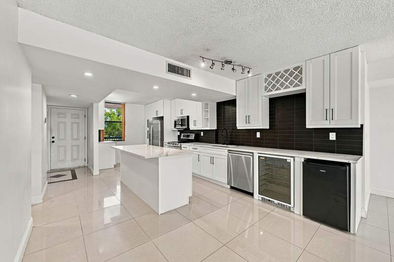 2 bedroom Condominium at 2768 Carambola Circle #302, Applewood Village Ii-F Condo, Coconut Creek — photo 2