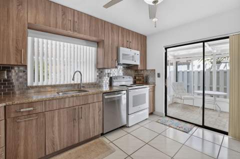 5537 Mirror Lakes Boulevard, Boynton Beach FL - photo 6 of 43