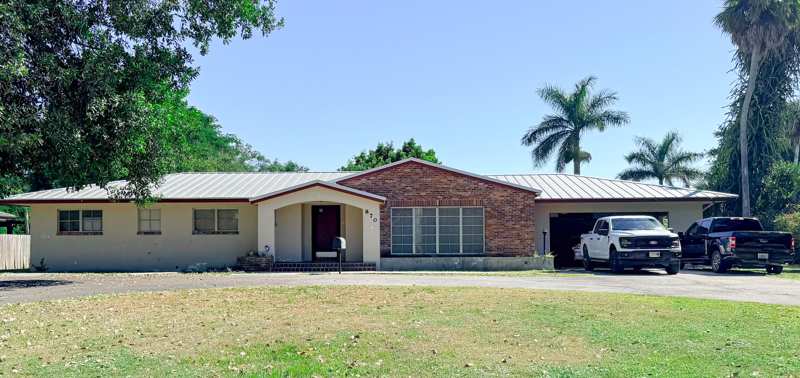 4 bedroom Single Family Residence at 870 E Main Street, S/D Of 8-42-37 In Pb 7 P 29 & Official, Pahokee — photo 1