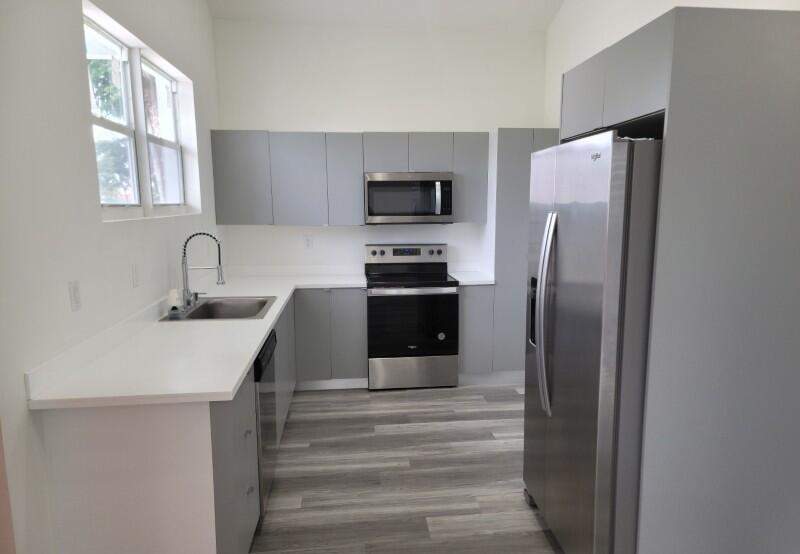 3 bedroom Single Family Residence at 803 Avenue B, Benjamin Hogg'S Addition, Fort Pierce — photo 4