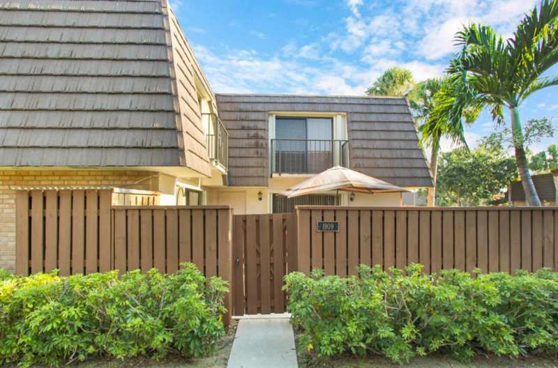 2 bedroom Townhouse at 1909 19th Court #33a, Lakes At The Bluffs, Jupiter — photo 1