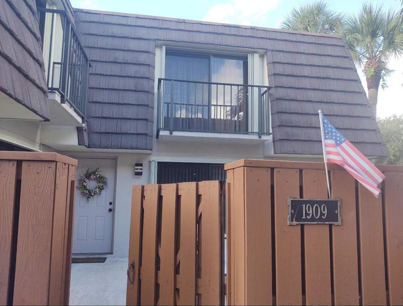 2 bedroom Townhouse at 1909 19th Court #33a, Lakes At The Bluffs, Jupiter — photo 2