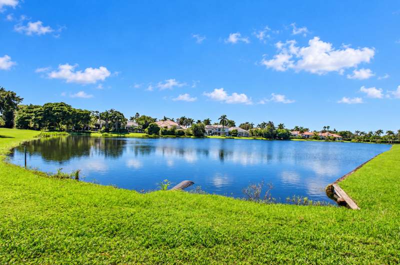 4 bedroom Single Family Residence at 3528 NW Clubside Circle, Clubside At Woodfield Country Club, Boca Raton — photo 2