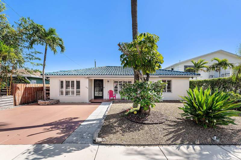 5 bedroom Single Family Residence at 320 S Ocean Breeze, Lake Worth Town Of, Lake Worth Beach — photo 4