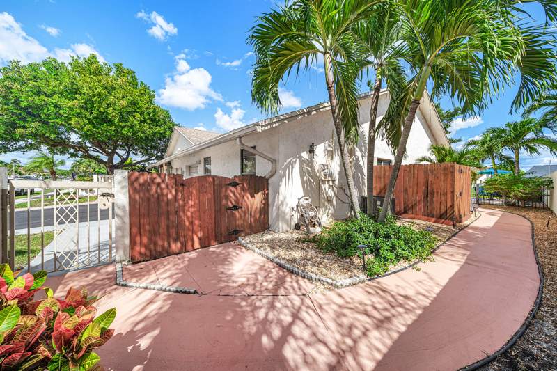 2 bedroom Villa at 503 SW 29th Avenue, Homewood Lakes Sec B-2, Delray Beach — photo 3