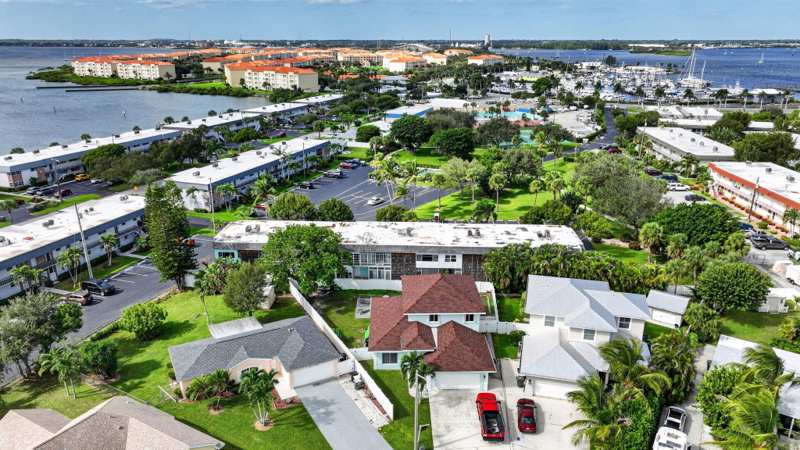 1 bedroom Condominium at 1200 Colonnades Drive #207, Colonnades Condominium No 4, Fort Pierce — photo 1
