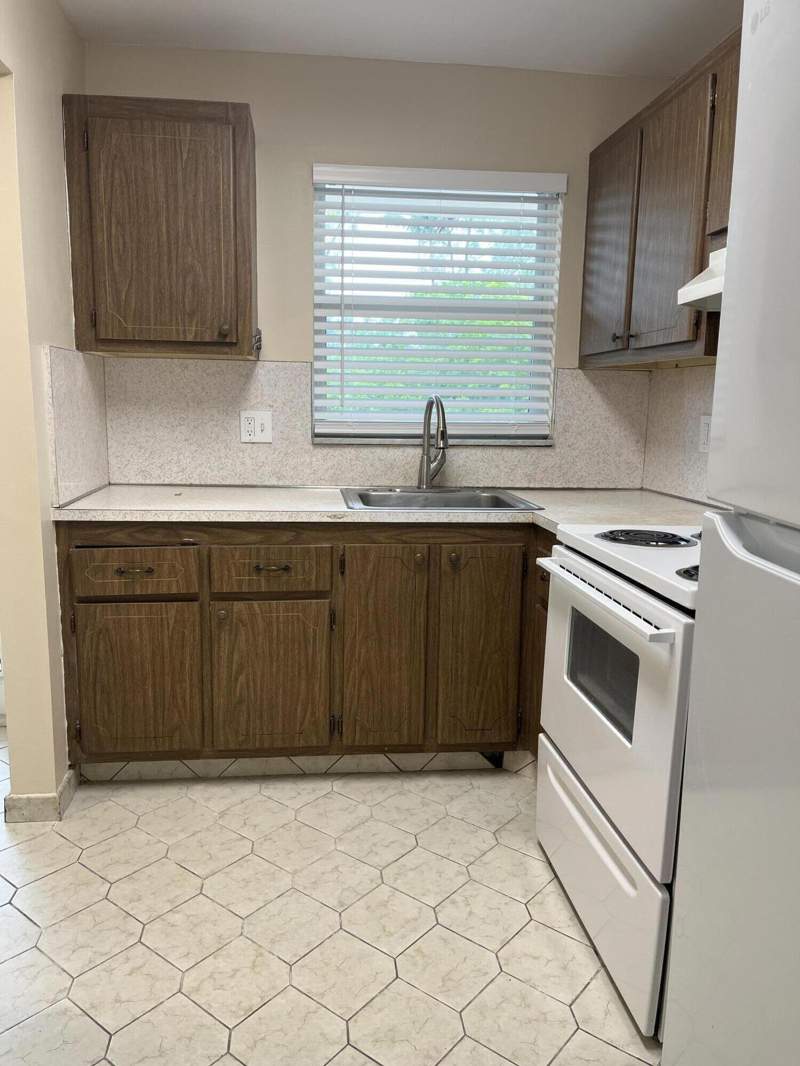 2 bedroom Condominium at 2600 Sunrise Lakes Drive #204, Sunrise Lakes 8 Condo, Sunrise — photo 3