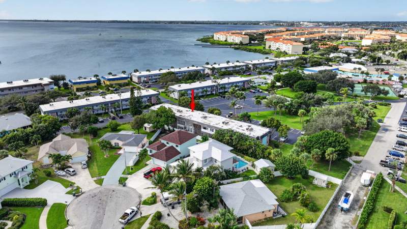 1 bedroom Condominium at 1200 Colonnades Drive #207, Colonnades Condominium No 4, Fort Pierce — photo 2