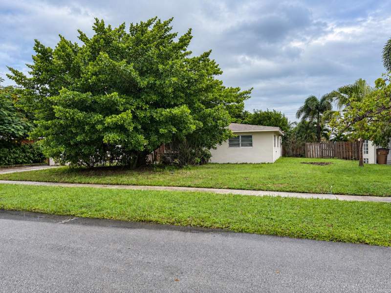 4 bedroom Single Family Residence at 1025 SE 14th Street, Floresta Estates, Deerfield Beach — photo 3