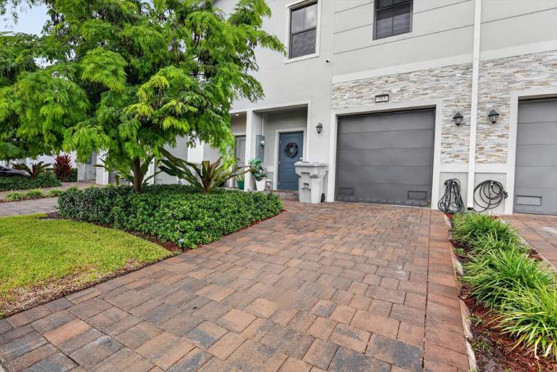 3 bedroom Townhouse at 353 NW 9th Street, Highland Oaks, Pompano Beach — photo 4