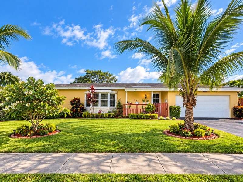 4 bedroom Single Family Residence at 8601 NW 20th Court, Sunrise Golf Village Sec 19, Sunrise — photo 2