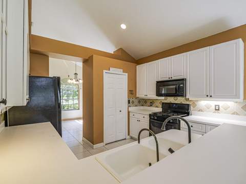 564 SW Saint Kitts Cove, Port St. Lucie FL - photo 18 of 60