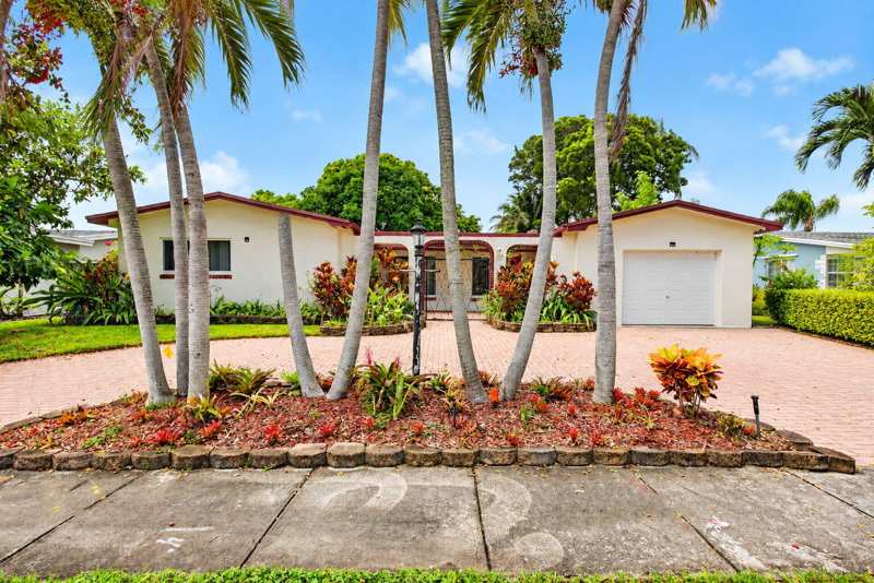 3 bedroom Single Family Residence at 1960 NW 107th Avenue, Pembroke Lakes Sec 1, Pembroke Pines — photo 1