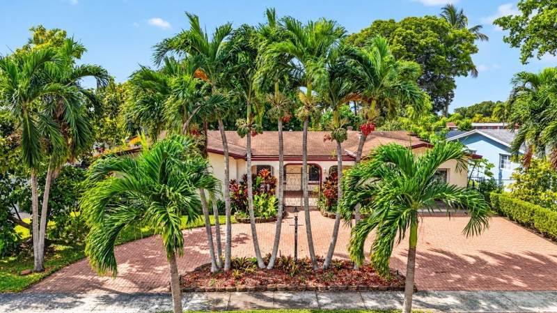 3 bedroom Single Family Residence at 1960 NW 107th Avenue, Pembroke Lakes Sec 1, Pembroke Pines — photo 2