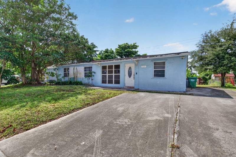 4 bedroom Single Family Residence at 2321 SW 50th Avenue, Broadview Park Sec 2 Amen, Fort Lauderdale — photo 2