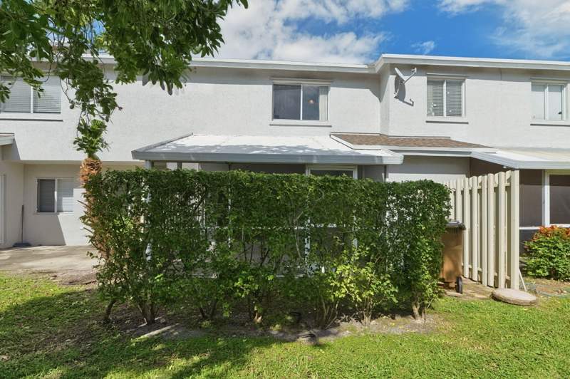 3 bedroom Single Family Residence at 4728 SW 13th Place, Olympia & York Residential Plat, Deerfield Beach — photo 2