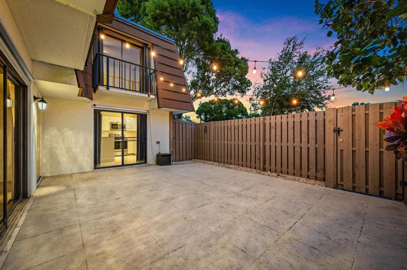 2 bedroom Townhouse at 210 2nd Court, Sandalwood Estates, Palm Beach Gardens — photo 3