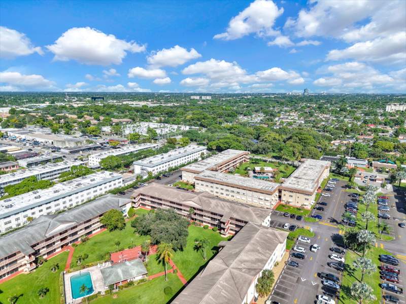2 bedroom Condominium at 5300 Washington Street #G323, Beverly Hills Condo Number Five, Hollywood — photo 3