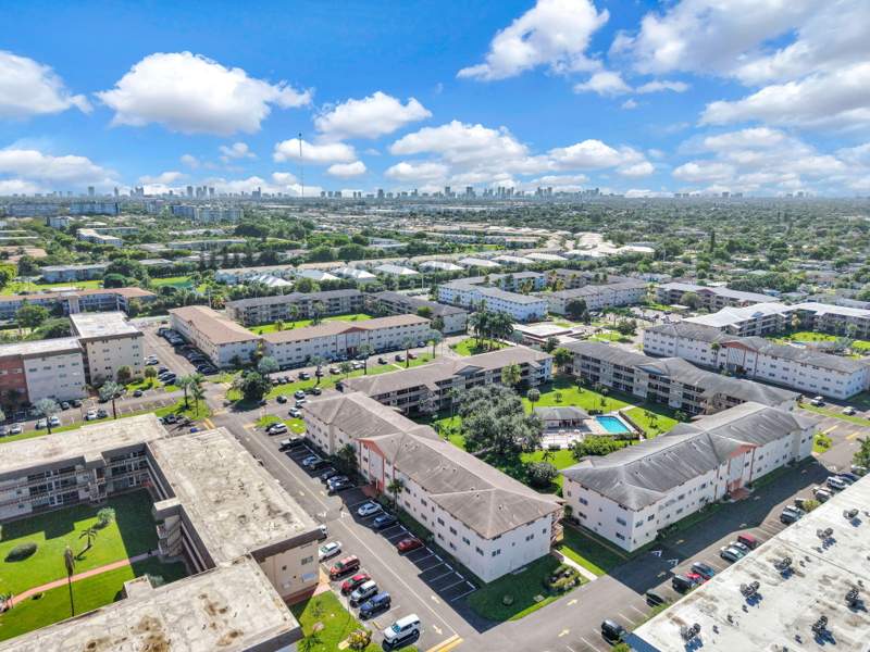 2 bedroom Condominium at 5300 Washington Street #G323, Beverly Hills Condo Number Five, Hollywood — photo 5