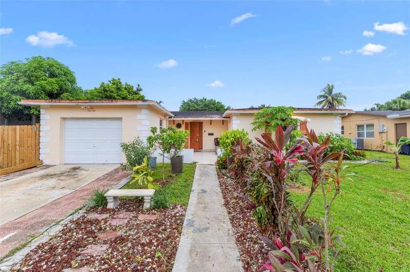 4 bedroom Single Family Residence at 970 SW 67th Avenue, Kimberly Village Section Three, North Lauderdale — photo 3