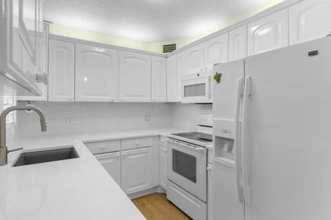273 Newport Drive, Deerfield Beach FL - photo 12 of 35