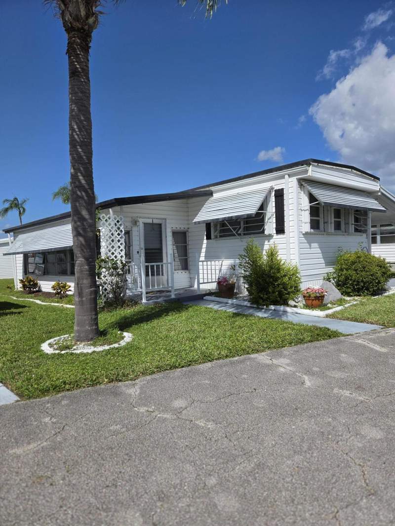 2 bedroom Mobile Home at 3500 Kanner Hwy 82 #82, Stuart, Stuart — photo 2