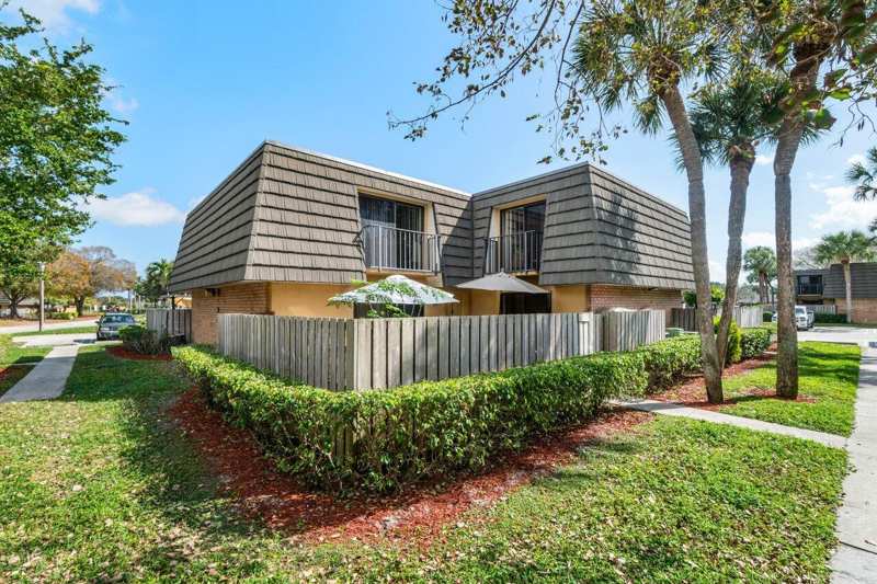 2 bedroom Townhouse at 221 2nd Way, Village Of Sandalwood Lakes 1, West Palm Beach — photo 1