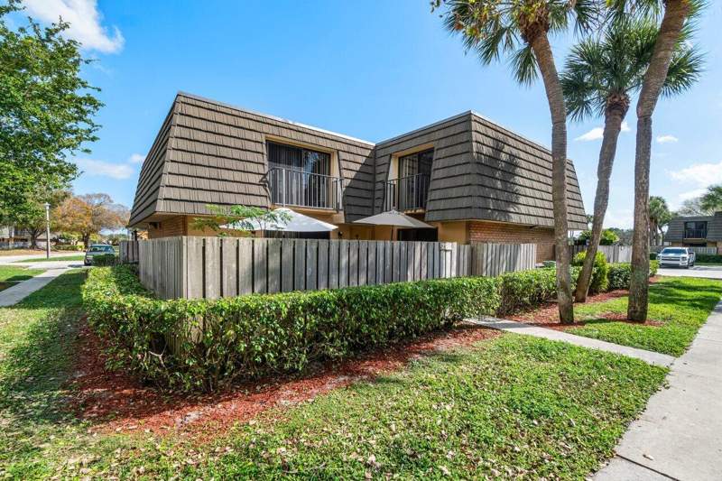 2 bedroom Townhouse at 221 2nd Way, Village Of Sandalwood Lakes 1, West Palm Beach — photo 3