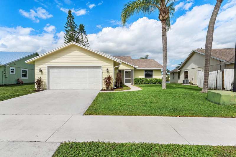 3 bedroom Single Family Residence at 4141 SE Peppertree Street, Parkwood, Stuart — photo 1