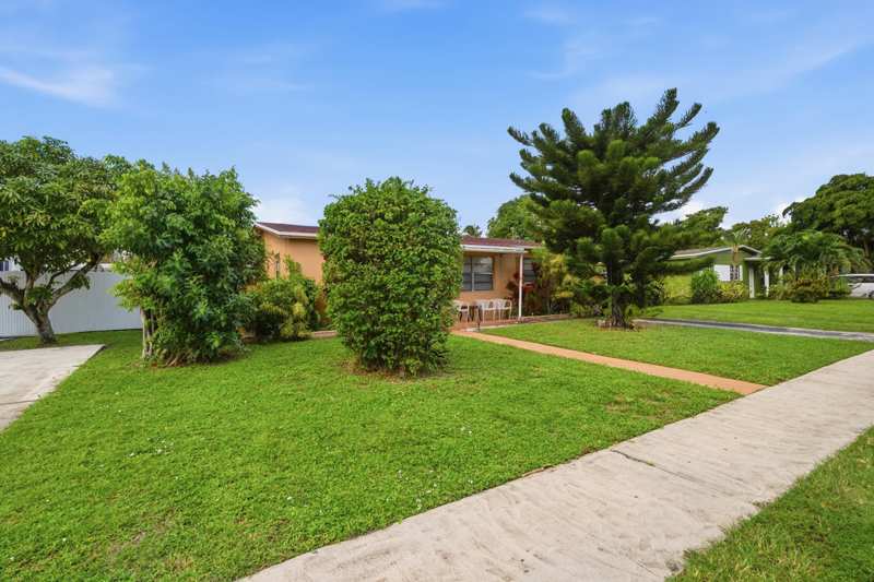 3 bedroom Single Family Residence at 2121 NW 63rd Avenue, Sunrise Golf Village Sec 7, Sunrise — photo 1