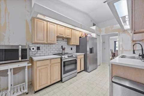 9125 Camshire Drive, Jacksonville FL - photo 13 of 29