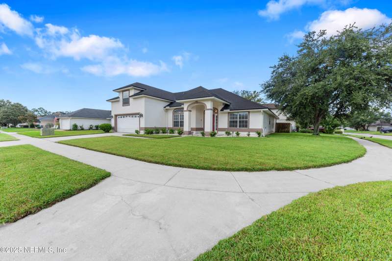 5 bedroom Single Family Residence at 4946 Grand Lakes Drive, Grand Lakes, Jacksonville — photo 4