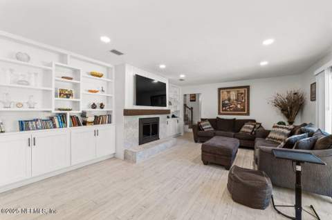 3956 Tara Hall Drive, Jacksonville FL - photo 10 of 41