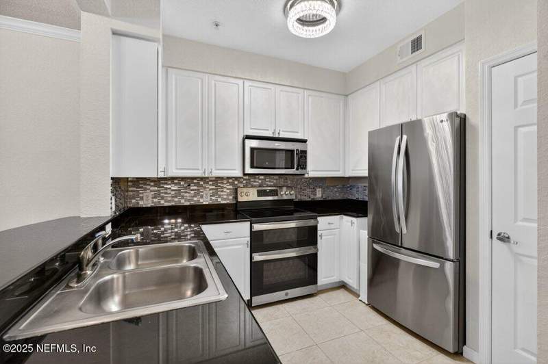 1 bedroom Condominium at 8539 Gate Parkway #9325, Villa Medici, Jacksonville — photo 2