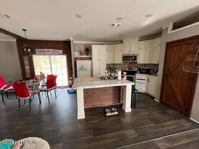 4 bedroom Manufactured Home at 118 Lariat Drive, Interlachen Lakes Estates, Florahome — photo 2