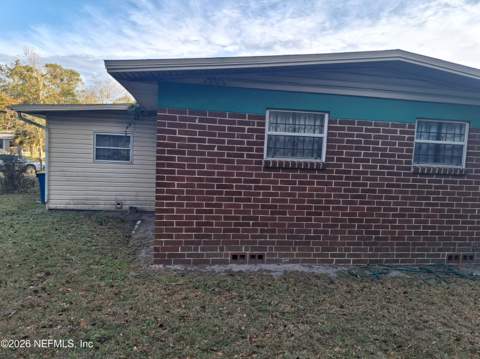 2731 Floradale Drive, Jacksonville FL - photo 7 of 42