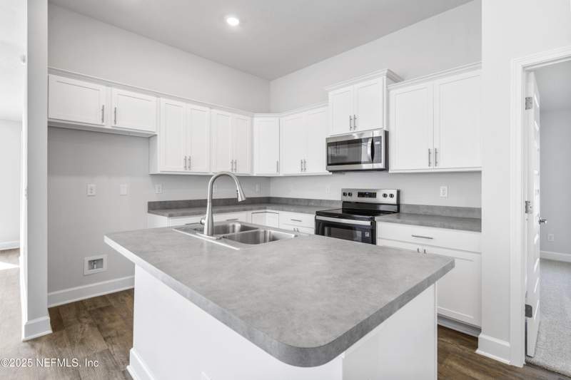 4 bedroom Single Family Residence at 8339 Helmsley Boulevard, Summerglen, Jacksonville — photo 5