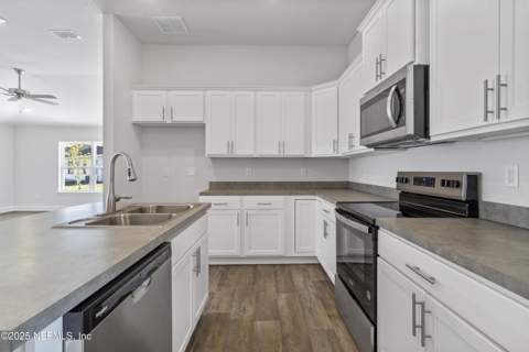 8381 Helmsley Boulevard, Jacksonville FL - photo 13 of 26